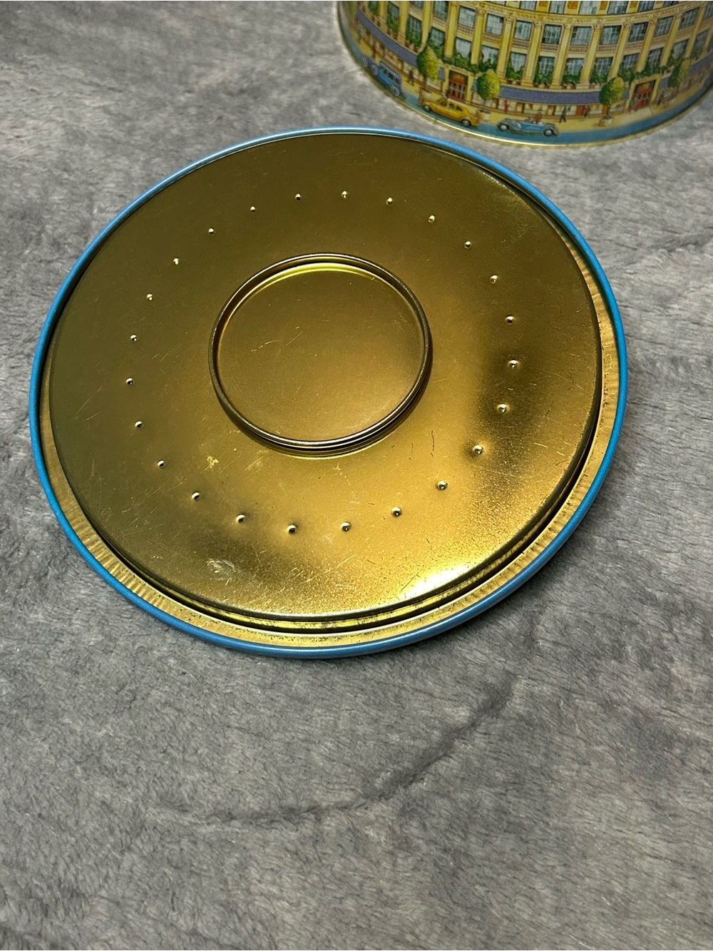 Saks Fifth Avenue Cookie Tin - Vintage - Pre-Owned Collectible (Empty) 6" High - Picture 6 of 7